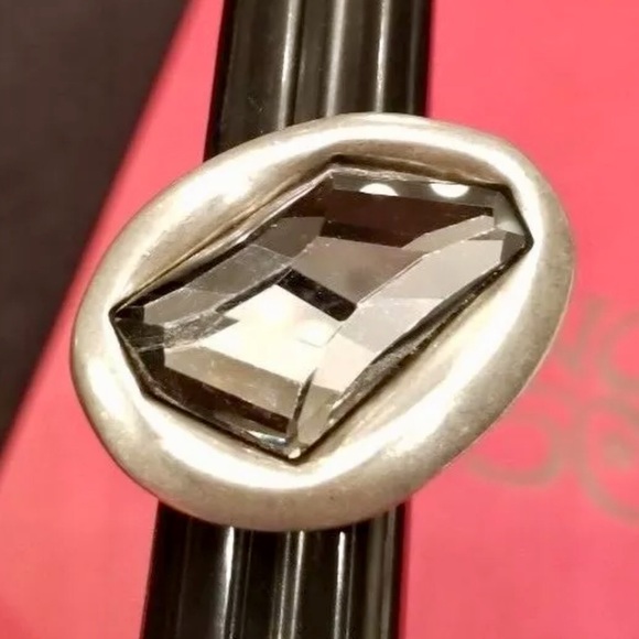 UNO de 50 NWT SZ 6 SLVR Ring Grey Swarovski Stone - Picture 2 of 3